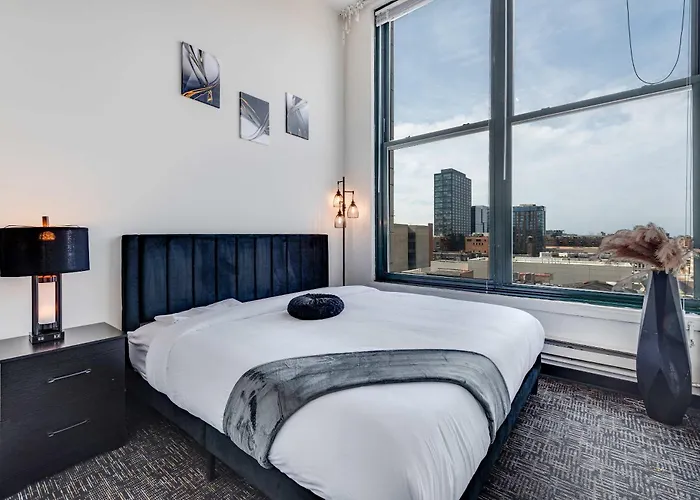 West Loop - Views With In & Out Parking 1 Apartment *