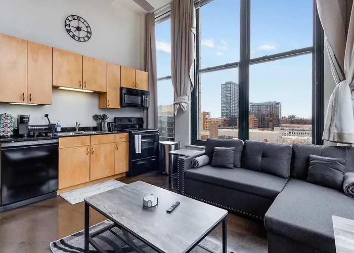 Apartment West Loop - Views With In & Out Parking 1