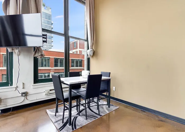 Apartment West Loop - Views With In & Out Parking 1 *