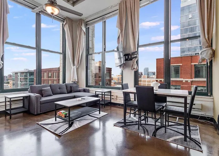 Apartment West Loop - Views With In & Out Parking 1 *