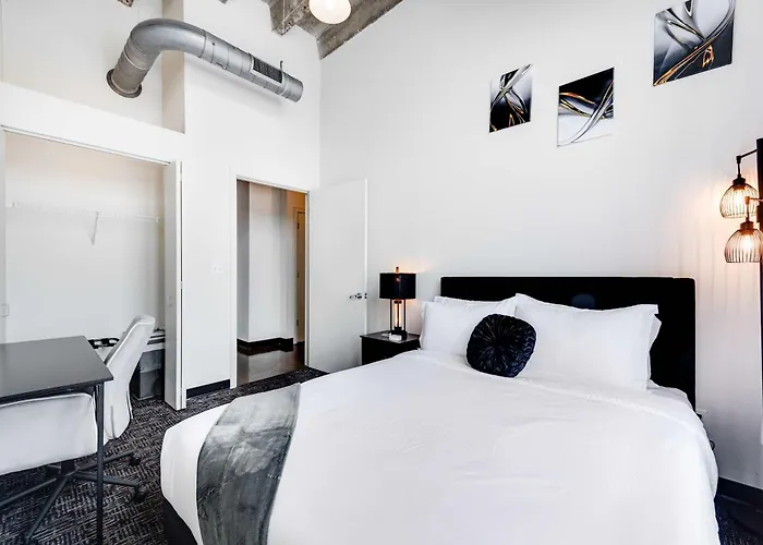 Apartamento West Loop - Views With In & Out Parking 1 *