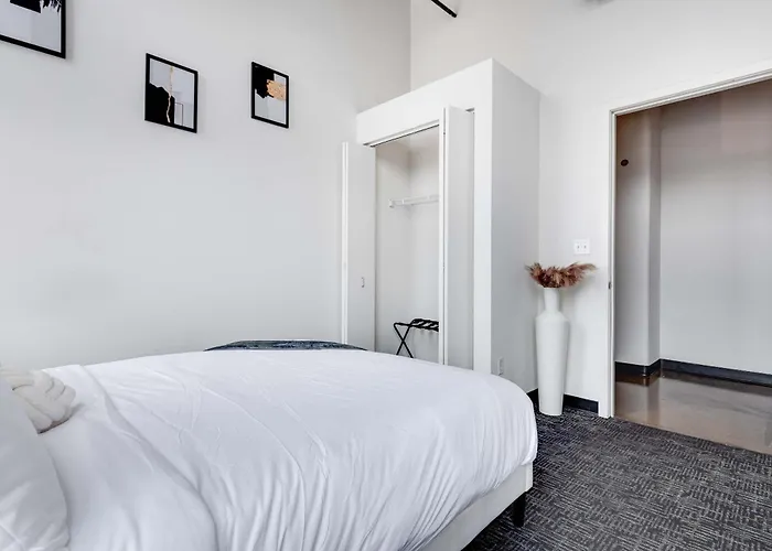 Apartment West Loop - Views With In & Out Parking 1 *